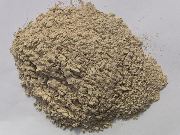 礬土性質(zhì) 礬土主要成分是氧化鋁，為煉鋁和耐火材料的主要原料。白色或灰白色，因含鐵而呈褐黃或淺紅色。密度3.45g/cm3，硬度1～3，不透明，質(zhì)脆。極難熔化，不溶于水，能溶于硫酸、氫氧化鈉溶液。 地區(qū)分布 中國(guó)鋁土礦資源比較豐富，在全國(guó)18個(gè)省、自治區(qū)、直轄市已查明鋁土礦產(chǎn)地205處，其中大型產(chǎn)地72處（不包括臺(tái)灣），主要分布在山西、山東、河北、河南、貴州、四川、廣西、遼寧、湖南等地。 投資前景 1.可用于煉鋁工業(yè)。用于國(guó)防、航空、汽車、電器、化工、日常生活用品等。 2.可用于精密鑄造。礬土熟料加工成細(xì)粉做成鑄模后精鑄。用于軍工、航天、通訊、儀表、機(jī)械及醫(yī)療器械部門。 3.可用于耐火制品。高鋁礬土熟料耐火度高達(dá)1780℃，化學(xué)穩(wěn)定性強(qiáng)、物理性能良好。 4.硅酸鋁耐火纖維。用于鋼鐵、有色冶金、電子、石油、化工、宇航、原子能、國(guó)防等多種工業(yè)，消防人員可用耐火纖維布做成衣服。 5.制造礬土水泥、研磨材料、陶瓷工業(yè)以及化學(xué)工業(yè)可制鋁的各種化合物。 鋁礬土磨粉制備 鋁礬土粉是選用煅燒過的熟鋁礬土礦石用雷蒙磨加工制成的細(xì)粉，粒度通常為100目-325目，在耐火材料行業(yè)得到了廣泛的應(yīng)用。通常加工的流程為先經(jīng)顎式破碎機(jī)進(jìn)行破碎，然后篩分進(jìn)入鋁礬土雷蒙磨或鋁礬土超細(xì)磨粉機(jī)中，進(jìn)行鋁礬土粉制備，使其應(yīng)用更加廣泛。