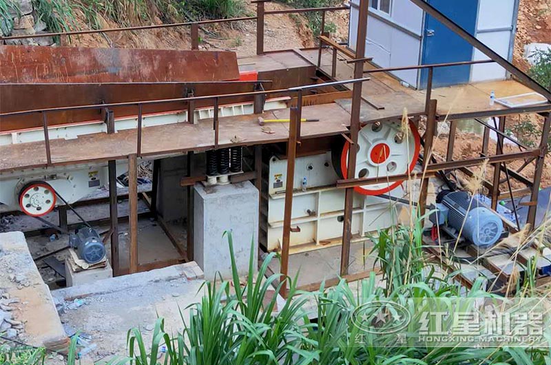 環(huán)保顎式破碎機處理現場