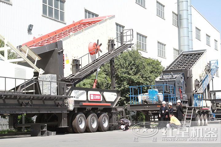 客戶(hù)到廠參觀移動(dòng)磕石機(jī)