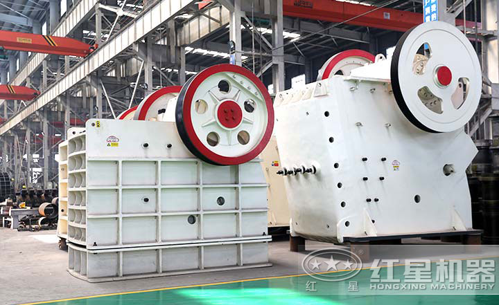 顎式破碎機(jī)實(shí)拍圖，型號(hào)多樣，價(jià)格在10-80萬(wàn)之間