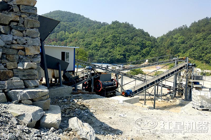 顎式細(xì)破碎機(jī)破碎現(xiàn)場(chǎng)，搭配制砂機(jī)使用